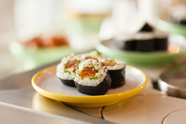 Leckeres Sushi auf dem Teller — Stockfoto