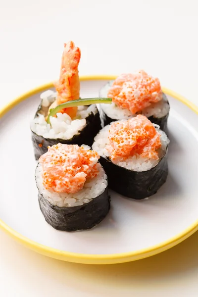 Lekkere sushi op plaat — Stockfoto