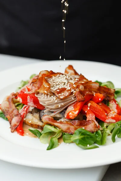 Insalata con tagliatelle e pancetta — Foto Stock