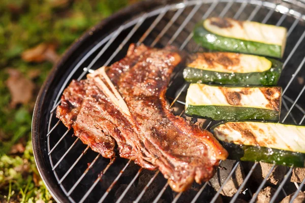 Outdoor stek na grilla — Zdjęcie stockowe