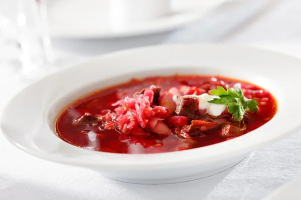 Свекольный суп в тарелке — стоковое фото
