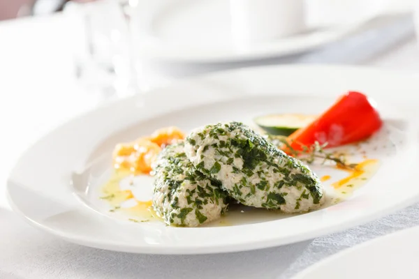 Chuletas de pollo con verduras —  Fotos de Stock