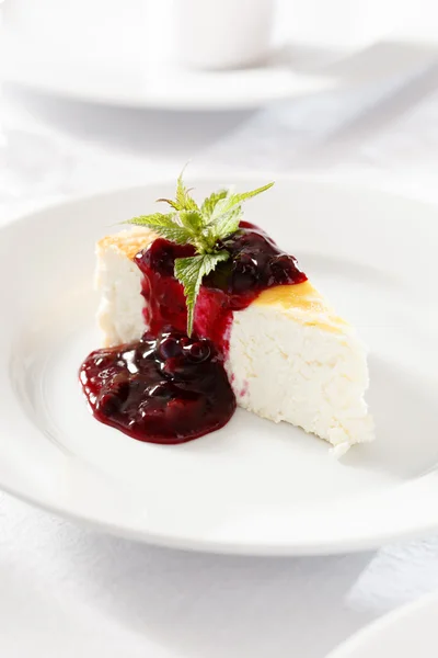 Cheesecake with jam and mint — Stock Photo, Image