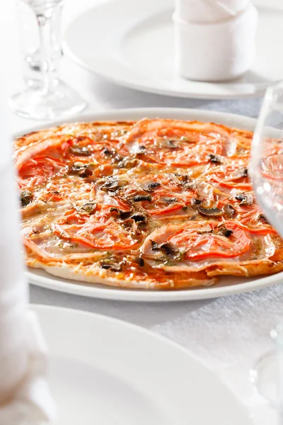 Pizza savoureuse sur assiette — Photo