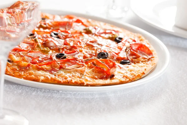 Pizza savoureuse sur assiette — Photo