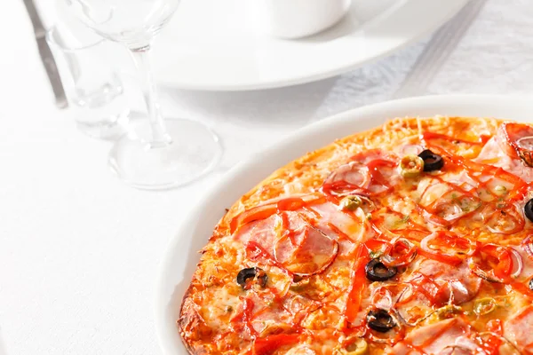 Gustosa pizza sul piatto — Foto Stock