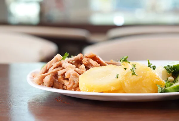 Fleisch mit Kartoffeln auf Teller — Stockfoto