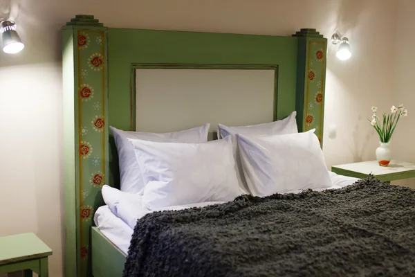 Hotelzimmerbett — Stockfoto
