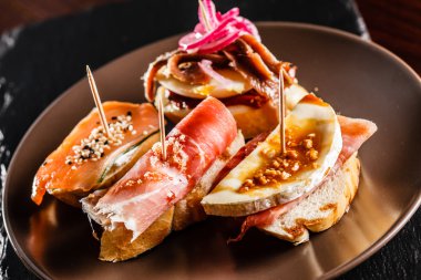 tapas ekmek üzerinde