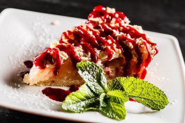 Çilek ve nane yaprakları ile pasta