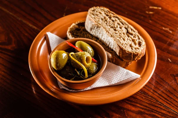 Испанские тапас с оливками — стоковое фото