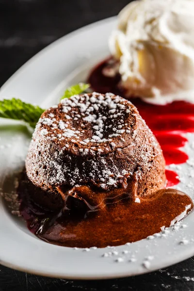 Bolo de chocolate com sorvete — Fotografia de Stock