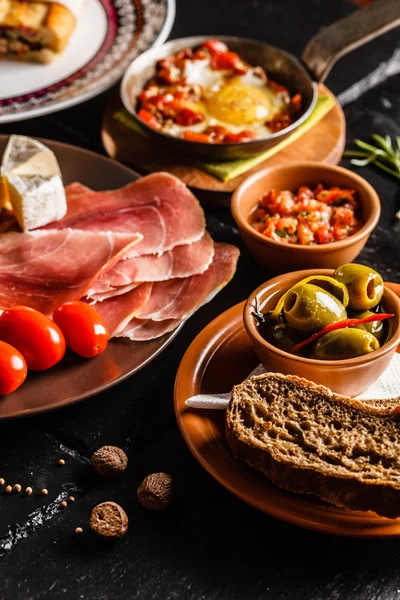 テーブルの上のスペイン料理の夕食 — ストック写真