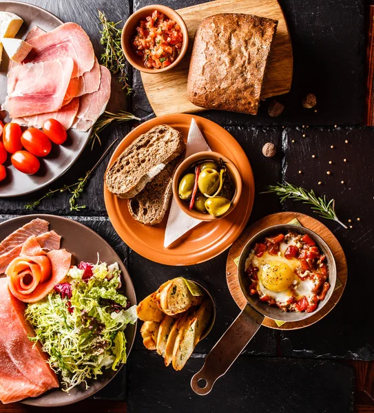 Spanisches Abendessen auf dem Tisch — Stockfoto