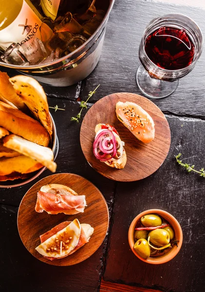 Spanisches Abendessen auf dem Tisch — Stockfoto