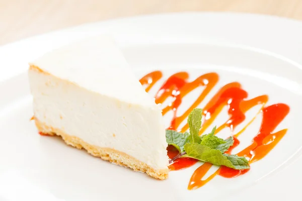 Cheesecake with caramel — Stock Photo, Image