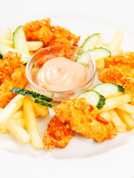 Pepite di pollo con patatine fritte — Foto Stock