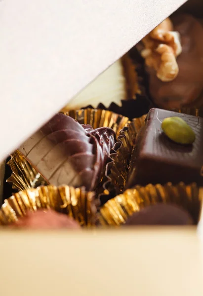 Doboz csokoládés cukorkák — Stock Fotó