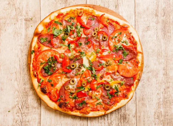 Pizza op het hout achtergrond — Stockfoto