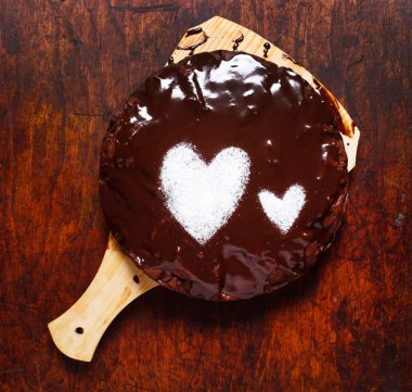 Kalpleri ile çikolatalı kek