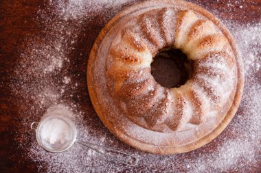 Pudra şekeri ile mermer kek