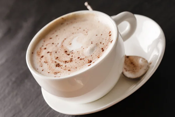 Tasse Cappuccino auf Untertasse — Stockfoto