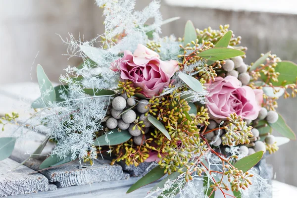 Romantischer Strauß mit rosa Rosen — Stockfoto