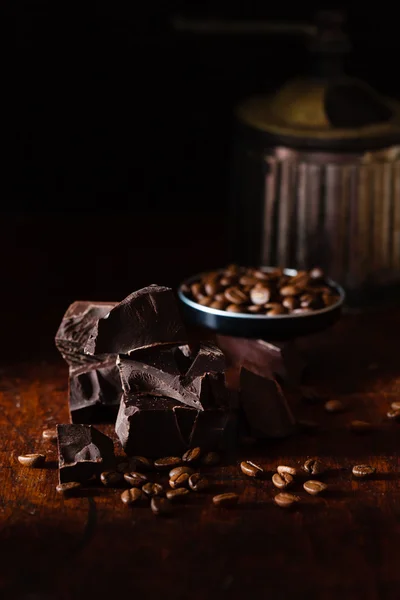 Kaffeebohnen und Schokolade — Stockfoto