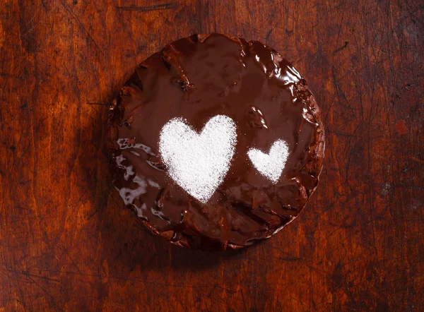 Chokladkaka med hjärtan — Stockfoto
