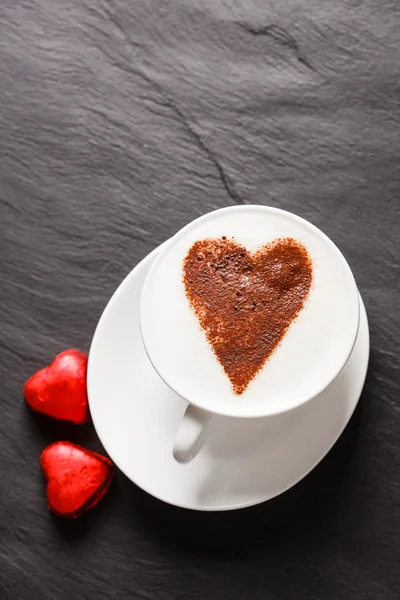 Cappuccino con caramelos de corazón — Foto de Stock