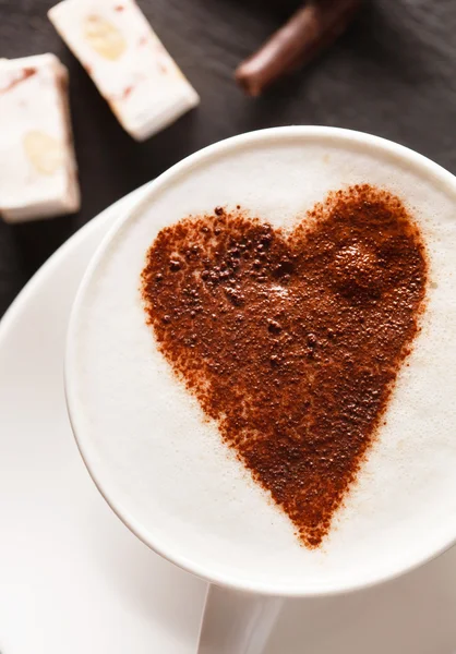 Cappuccino con corazón de espuma — Foto de Stock