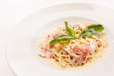 Makarna carbonara fesleğen yaprakları ile