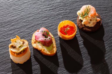 Kanepeler balık ve havyar ile