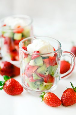 Kivi ve çilek salatası