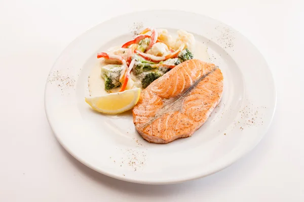 Salmon steak with vegetables — Stock Photo, Image