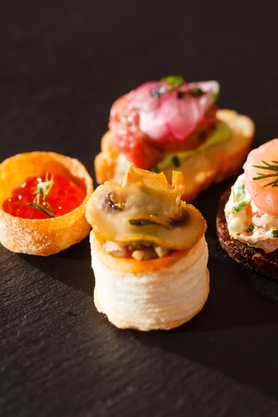 Tartine con pesce e caviale — Foto Stock