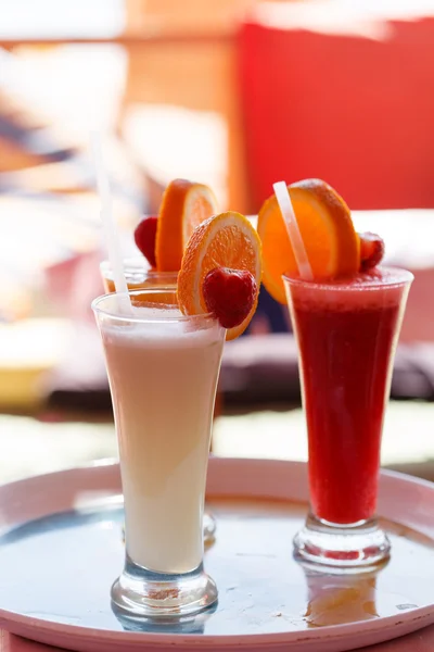 Frischer Saft in Gläsern — Stockfoto