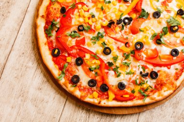 Tahta arka planda pizza.