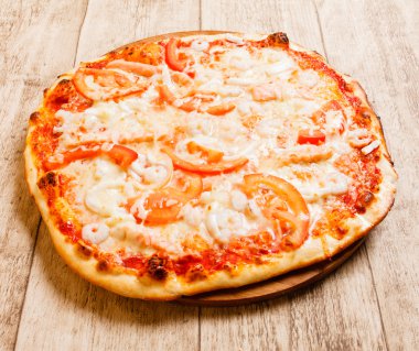 Tahta arka planda pizza.