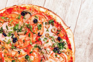 Pizza tahta arka plan üzerinde