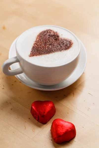 Cappuccino met hart snoepjes — Stockfoto