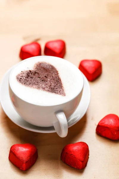 Cappuccino met hart snoepjes — Stockfoto