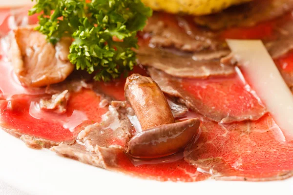 Carpaccio di carne con funghi — Foto Stock