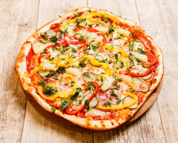 Pizza på trä bakgrund — Stockfoto