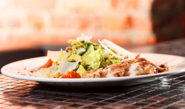 Ceasar salata plaka üzerinde