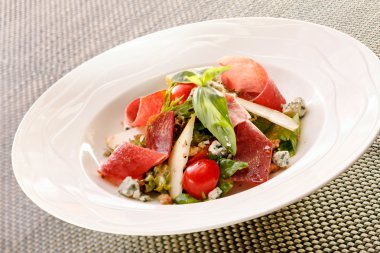 plaka üzerinde jambon salatası