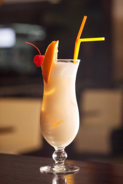 Narenciye barda kokteyl