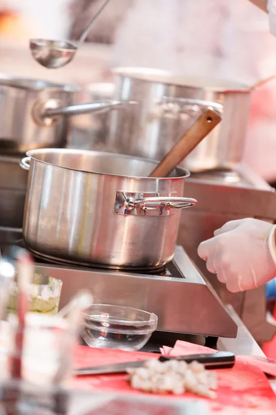 Chef en el trabajo en cocina — Foto de Stock