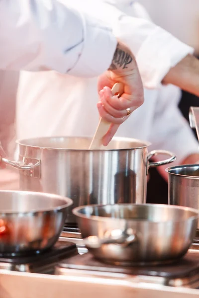 Kock på jobbet på kök — Stockfoto