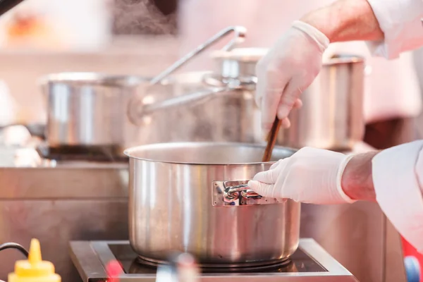 Chef no trabalho na cozinha — Fotografia de Stock